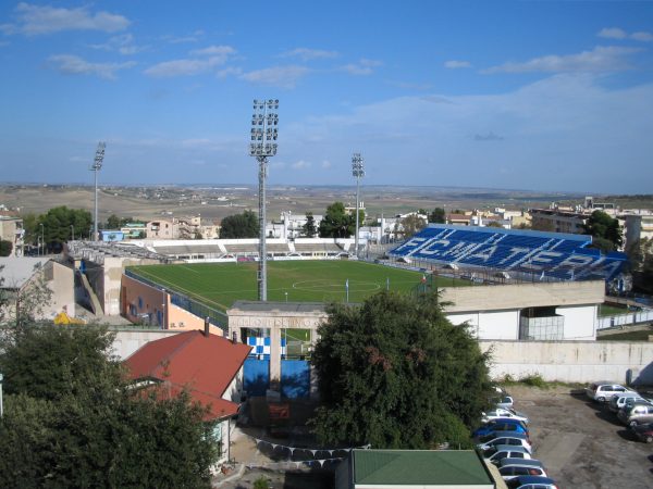 Lo stadio dall'alto, con il vecchio ingresso del «Campo sportivo» in primo piano.