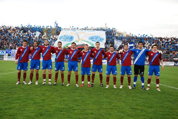 La formazione del Matera prima della finale di Coppa Italia di Serie D con il Voghera, con la curva piena alle spalle.